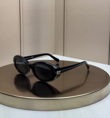 Солнцезащитные очки Miu Miu SMU B09 черные овальные ацетатные с золотым логотипом, серая линза, женские