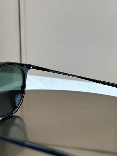 Солнцезащитные очки Ray-Ban Erika RB4171 черные глянцевые, зеленая линза, поляризованные, круглые, женские