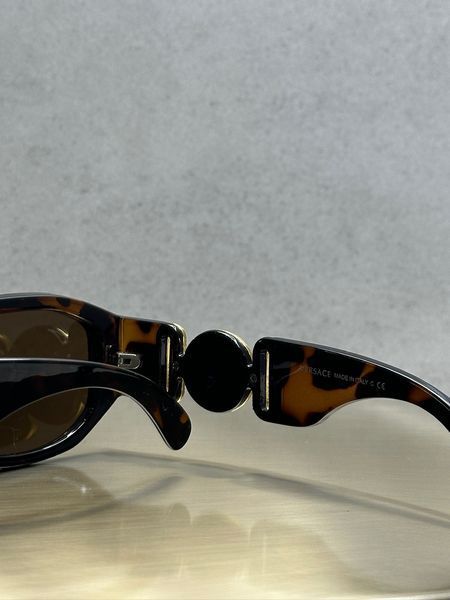 Солнцезащитные очки Versace VE4361 черепаховые - оправа havana, коричневая линза, золотая Медуза, унисекс