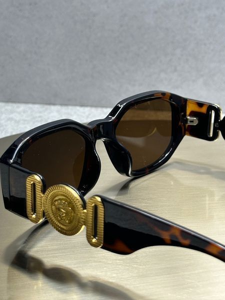 Солнцезащитные очки Versace VE4361 черепаховые - оправа havana, коричневая линза, золотая Медуза, унисекс