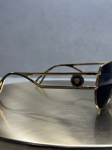 Солнцезащитные очки Versace VE2225 1252/6G - золотая пилотная оправа, темная линза, медальон Медуза, унисекс
