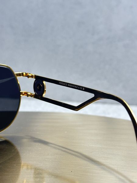Солнцезащитные очки Versace VE2225 1252/6G - золотая пилотная оправа, темная линза, медальон Медуза, унисекс