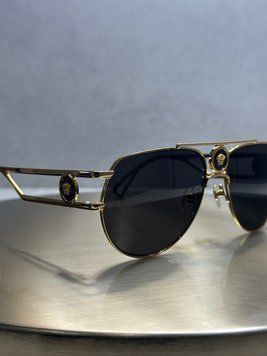 Сонцезахисні окуляри Versace VE2225 1252/6G &mdash; золота пілотна оправа, темна лінза, медальйон Медуза, унісекс, оригінал VE42113 фото