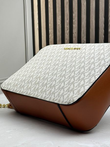 Жіноча сумка через плече Michael Kors Jet Set біло-коричнева з монограмою