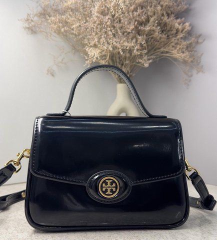 Женская сумка Tory Burch Robinson Spazzolato черная - лакированная кожаная сумка с ручкой и ремнем