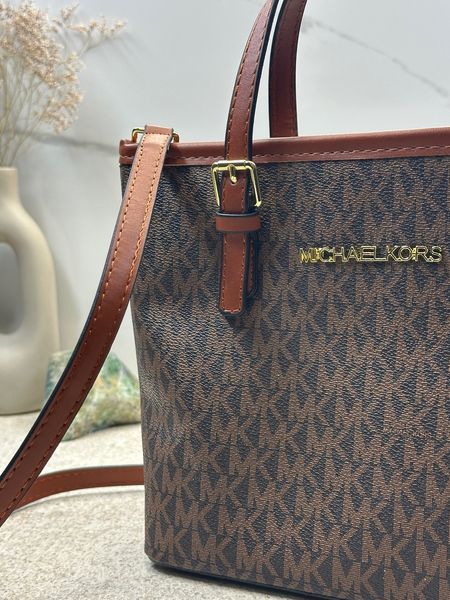 Жіноча сумка-тоут Michael Kors Jet Set Travel коричнева з МК принтом