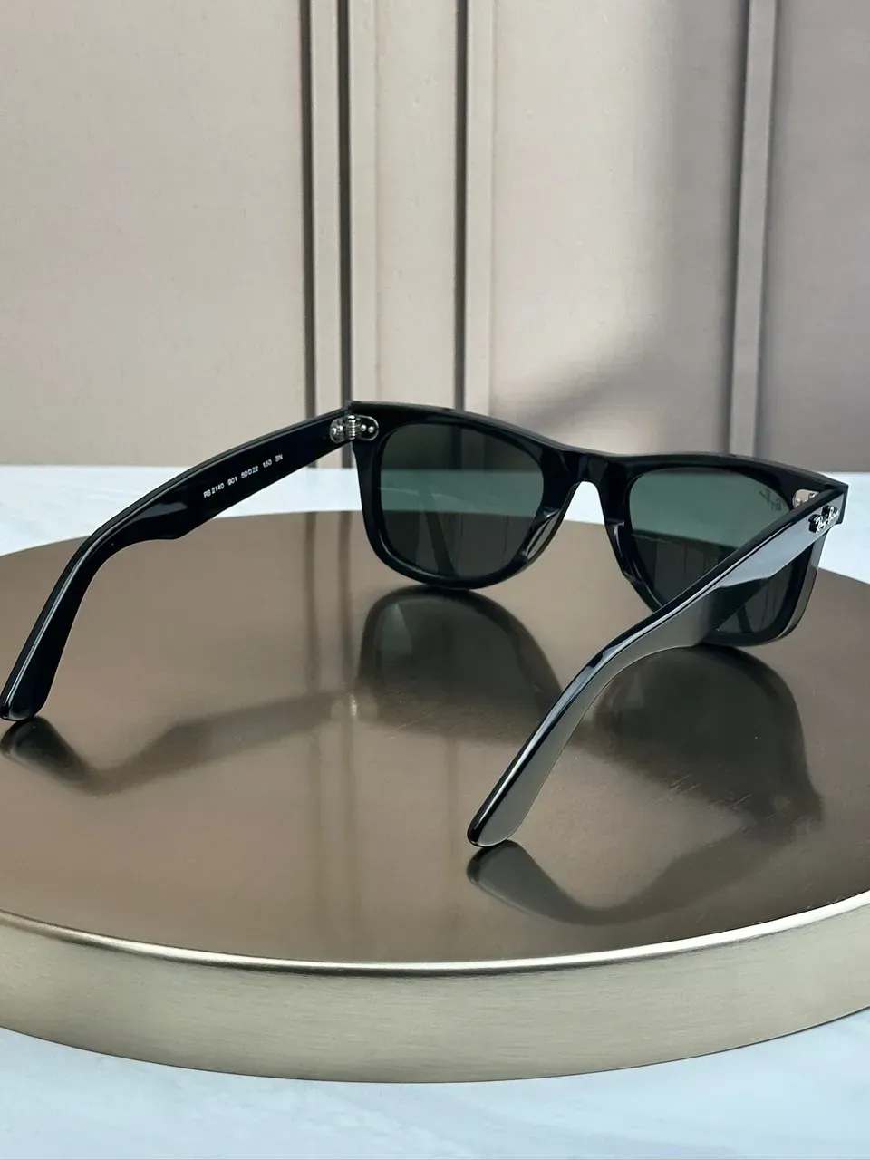 Шарниры и внутренняя сторона заушников оригинальных Ray-Ban Wayfarer RB2140