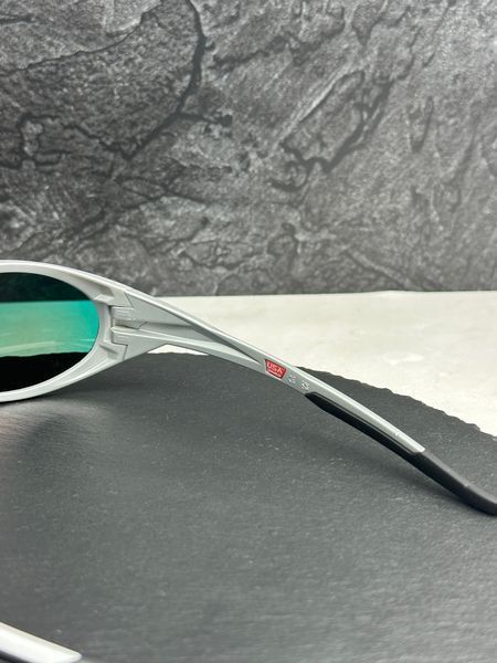 Солнцезащитные очки Oakley Eye Jacket Redux OO9438 серебряные овальные с линзой Prizm Ruby, зеркальные, мужские