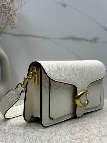 Жіноча сумка Coach Tabby 26 біла &mdash; шкіряна сумка крос-боді з фірмовою застібкою C