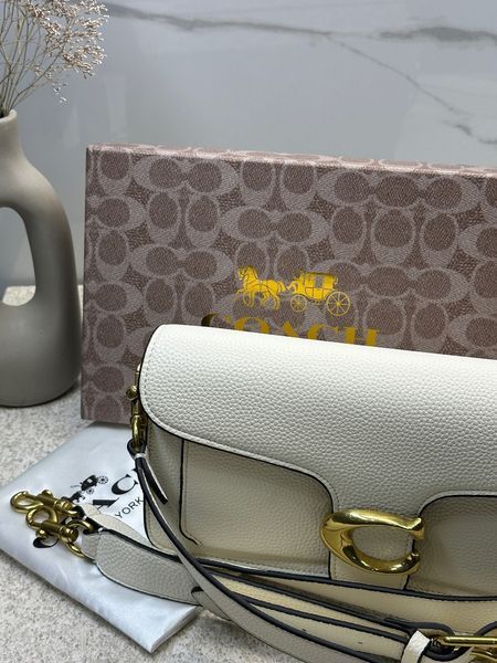 Жіноча сумка Coach Tabby 26 біла &mdash; шкіряна сумка крос-боді з фірмовою застібкою C