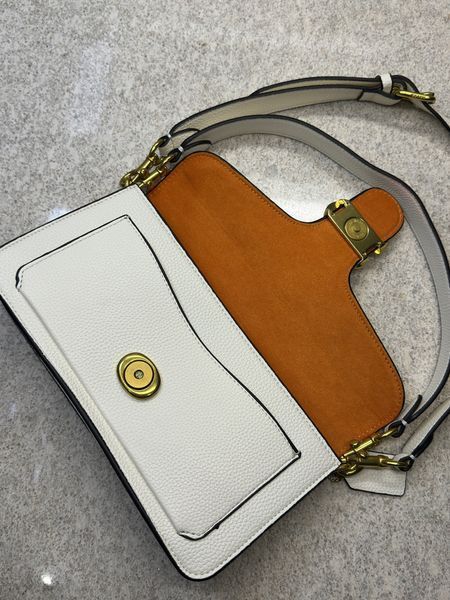 Жіноча сумка Coach Tabby 26 біла &mdash; шкіряна сумка крос-боді з фірмовою застібкою C