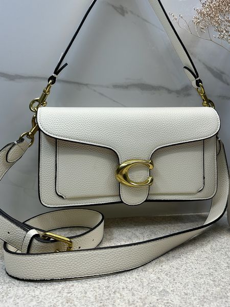 Жіноча сумка Coach Tabby 26 біла &mdash; шкіряна сумка крос-боді з фірмовою застібкою C