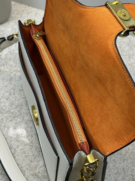 Жіноча сумка Coach Tabby 26 біла &mdash; шкіряна сумка крос-боді з фірмовою застібкою C