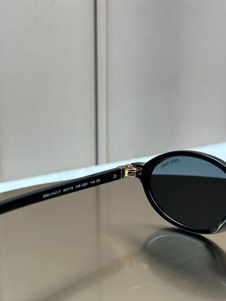 Сонцезахисні окуляри Miu Miu SMU 04Z - F чорні овальні вузькі ацетатні, сіра лінза, жіночі, оригінал MIU72293 фото