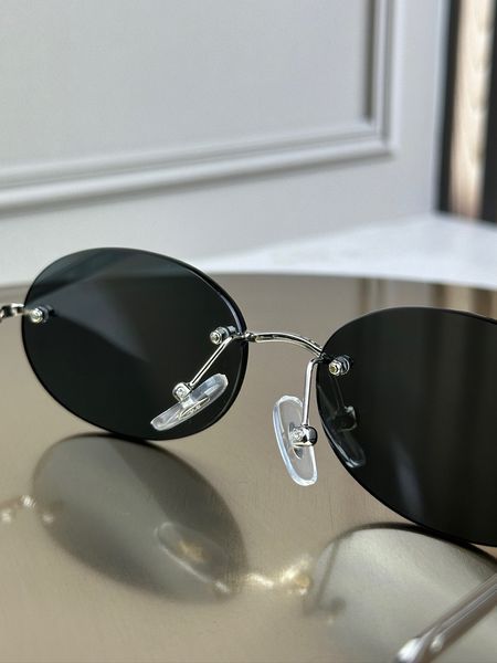 Солнцезащитные очки Ray-Ban RB3767 серебро, темная линза, безободковые, овальные, унисекс