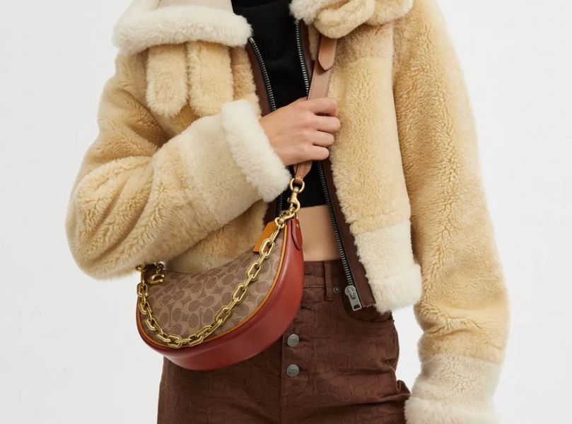 Жіноча сумка на плече Coach Mira 24, класичний логотип, золота фурнітура